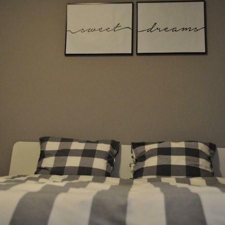 Sleep & Fly Apartment Otopeni Esterno foto